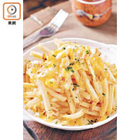 Potato Fries Skin On $65<br>脆卜卜、香噴噴的英式幼身薯條，淋上融化了的芝士，令人吃不停口之餘，亦是出色的佐酒美食之一。