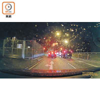 測試區<br>在夜間及下雨情況拍攝，即使相距兩個車位都依然清楚拍到前車的車牌號碼，夜攝能力表現出眾。