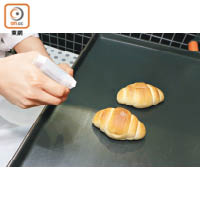第二招 ：噴一點水放入焗爐烘焗，回復麵包外脆內軟的口感。