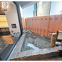 酒店頂層大浴場提供室內浴池及半露天浴湯浸浴。