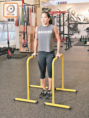 Warrior Academy教練Stephanie<br>示範1 Step 1.