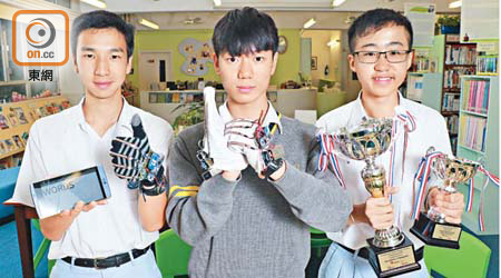 基督教宣道會宣基中學的三名中五同學，（左起）伍澤林、陳嘉龍與鍾浩輝，憑「手語翻譯手套」勇奪「2017香港學生科學比賽」高中組發明品冠軍。