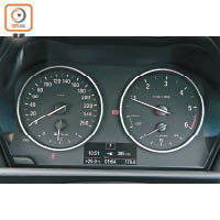 儀錶板採用BMW慣常用的雙圓形設計，行車資訊清晰易讀。