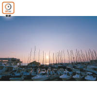 葉山碼頭是帆船停泊的集中地，配合夕陽的景色，是難得一見的美景。