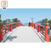 橫跨森戶川河口的Misogi橋兩旁塗上紅色，加上拱形的設計，是典型日式傳統風味。