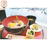 蓋飯上的吻仔魚是葉山時令的海產，其外形有令你想起白飯魚嗎？售¥1,500（約HK$102）。