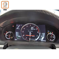 錶板為數碼顯示屏，提供豐富的行車資訊。