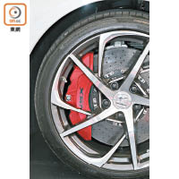 Premium Sport版配備碳陶瓷煞車碟，提供更強大的制動效能。