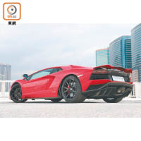 Aventador S用上Rosso Mars車身顏色，非常搶眼。