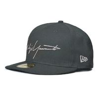 YOHJI YAMAMOTO NEW ERA Cap帽 $1,752（A）<br>雖然以帽嚟計今年大熱嘅應該係Dad Cap，但棒球帽始終有一定叫座力，尤其是與YOHJI YAMAMOTO合作的時候。
