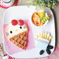 將花生醬多士砌成雪糕筒，用乳酪做的卡通貓則充當雪糕球，配上芝士做的薯條，能夠享用這份早餐的孩子真幸福！