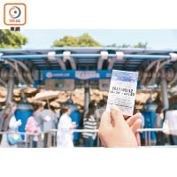 不想排隊「乾煎」太久，可以在SeaRider旁領取FastPass。