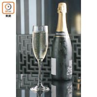 黑中白香檳以黑葡萄釀製，酒體結構較一般香檳豐潤飽滿。