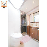VIP房的衞浴室提供磨沙天窗，讓自然光從船首導入。