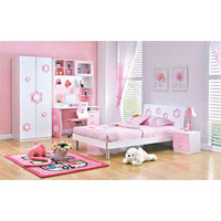 白色家具配以粉紅色花卉作點綴，定能滿足家中小公主的心意。