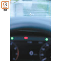 錶板上方加設Head-up Display，駕駛者可更專注前方視野。