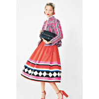 kate spade NEW YORK今季以Frida Kahlo為靈感，設計充滿墨西哥色彩的服飾。紅色圖案連身裙 $3,300、粉紅色間條外套 未定價、黑色手袋 未定價（B）
