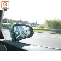 BLIS盲點系統可監察鄰線狀況，若駕駛者未有留意而切線，倒後鏡上會出現燈號提示。