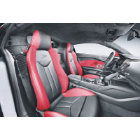 車廂用色與外觀相呼應，門飾及運動座椅的Nappa皮革皆用上紅、黑雙色。