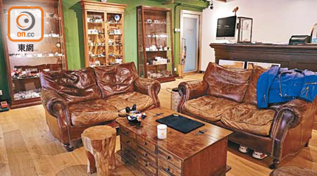 新店以木傢俬襯木地板，裝修充滿古典味道。