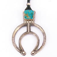 Horizon Blue Eagle Naja的靈感來自這款古代印第安文化中象徵女性子宮的銀飾。