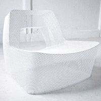 Cool Chair<br>縷空設計的椅子，50%為孔洞，以人手為鋼板打孔，並隱藏椅子組件的接駁位置，講究工夫。