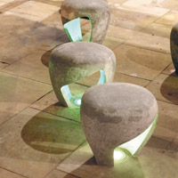 Streetwalk Stools<br>戶外椅子以走路中的行人姿態為概念，利用水泥、彩色石英和大理石作為材料，配合地上的燈光，非常別致。