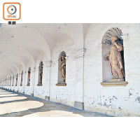 柱廊上擺放了多座自1671年已建成的羅馬眾神雕像。