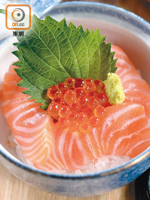 三文魚親子丼<br>壽司飯的溫度不要太高，微溫的熱力令三文魚的油脂滲入米飯中，配以新鮮三文魚子，每一口都鮮味滿瀉。