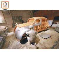 早期的豐田汽車車殼全由工人親手製造。