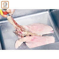 做法：<br>預先請肉販將豬肺啤水，回家後再將喉管套入水龍頭綁緊並灌水至變白，需時約20至30分鐘。