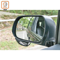 電動摺合側鏡設有指揮燈及輔助小鏡，減少盲點，泊車睇位更容易。