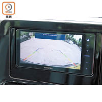 透過中控台上的7吋輕觸式屏幕，可掌握車後情況，泊車睇位十分輕鬆。