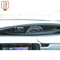 投射式儀錶板置於中控台頂，行車資訊清晰易讀。