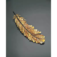 Black Label大師系列金黃羽飾胸針採用近千顆黃鑽鋪鑲而成。$870萬