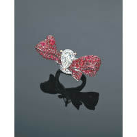 White Label系列紅寶緞帶戒指，主石為一顆梨形切割3.03卡白鑽，並鋪鑲約 7.64卡紅寶石。$100萬