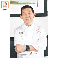 新加坡籍名廚邱銘豐師傅，曾於多間五星級酒店任職，是當地廚師協會會員及曾推出過烹飪書，現為尖沙咀一間星馬菜餐廳的名廚顧問。