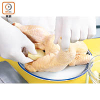 雞隻清洗乾淨備用。將一半分量的薑、乾葱和蒜塞進雞肚內，然後封口。