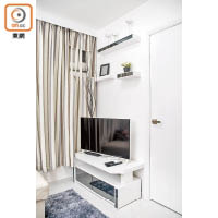 單位的客廳與飯廳合二為一，不同的家具經過妥善的位置安排，井然有序。