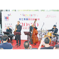 在長江集團中心表演的爵士樂隊「Ted Lo Quartet」，由音樂界享負盛名的Ted Lo（左一）帶領。