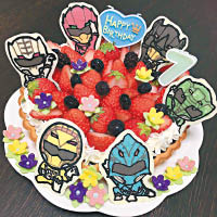 便當以外，singeki_no亦嘗試炮製甜點，這款蛋糕雖然並非戰士造型，但用上大量水果及加了多個戰士嘜頭，都令人賞心悅目。