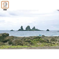 在蘭嶼東端，離岸不遠便是無人島軍艦岩，該處亦是當地熱門潛水點。