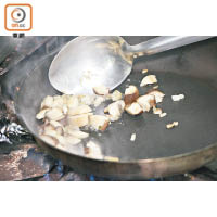 千層麵放入滾水中煮約10分鐘撈起，用橄欖油拌勻備用。起油鑊炒香洋葱碎、白菌粒、鮮冬菇粒後撈起放涼。