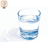 輕微發燒，可自行嘗試一些有助退燒的方法，如用暖水抹身，並記得多喝水。