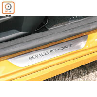 門檻鑲有Renault Sport字樣的金屬徽飾，彰顯高性能身份。
