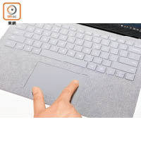 鍵盤採用Alcantara面料，其背光備有3段亮度選擇。