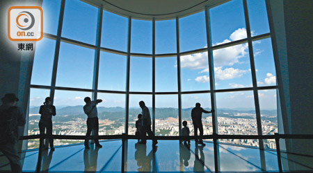 剛於4月在首爾登場、作為世界第3高的展望台Seoul Sky，大家可以感受在500米高空俯瞰首爾市的滋味。