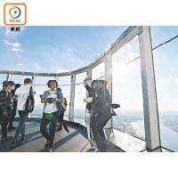 去到120樓的天空露台Sky Terrace，可以一邊欣賞風景，一邊呼吸高空的清新空氣。
