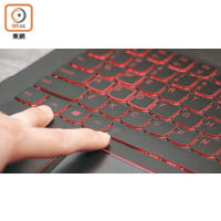 W、A、S、D按鍵特別加入粗紅邊以資識別，按FN＋SpaceBar便可調整鍵盤背光。