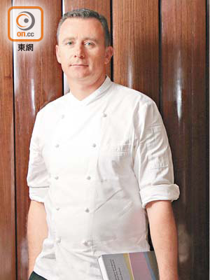 Dan Hunter是澳洲首屈一指的大廚，自從旗下餐廳Brae榮登2017「全球50佳餐廳」第44位之後，他的私人時間也更少，但創作新菜式的同時，他仍堅持每日抽空寫作。